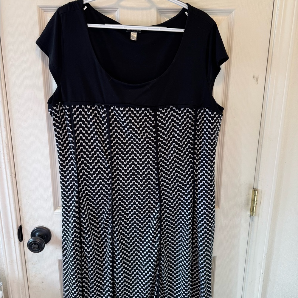 Haani Black and White Zigzag Midi Dress